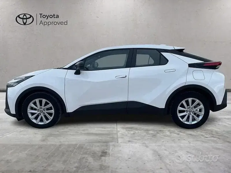 Usata Toyota C-HR Active 140 CV (102 kW) 2024 Bianco SUV