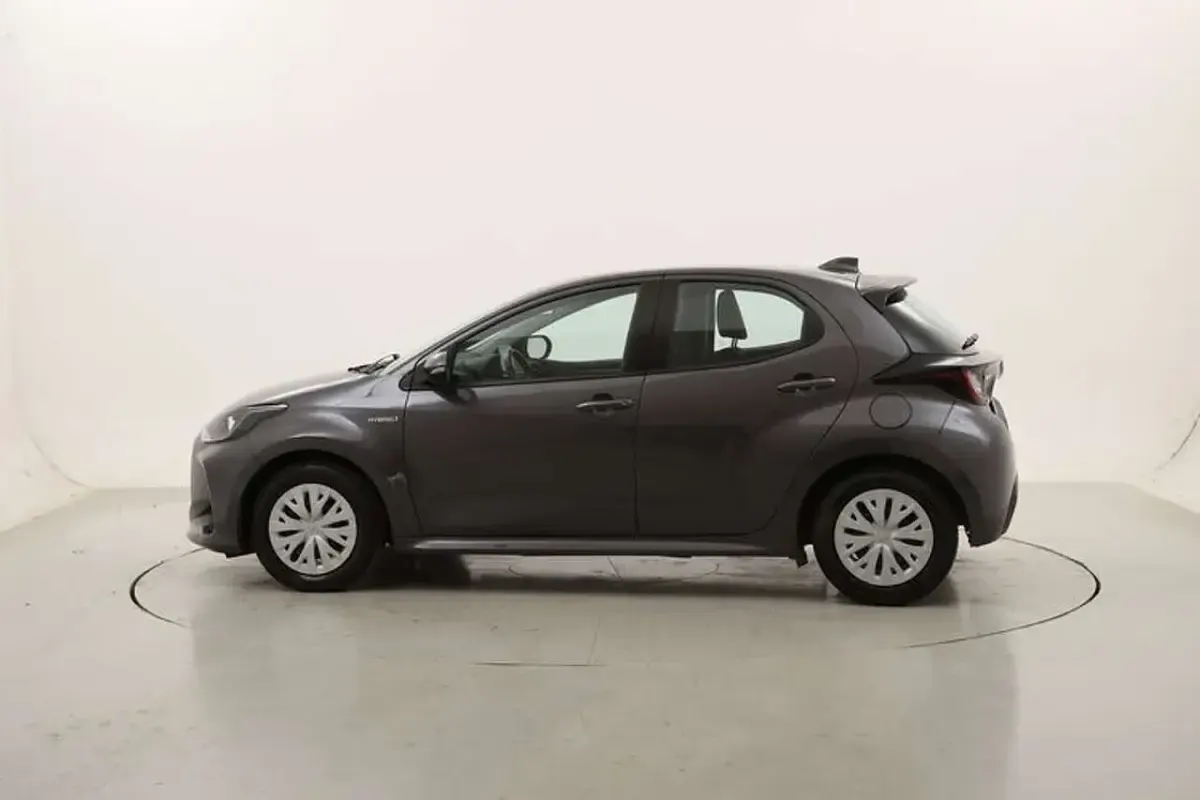 Usata Toyota Yaris Hybrid Business Edition 116 CV (85 kW) 2021 Grigio Utilitaria