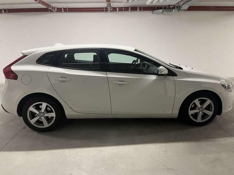 Gebraucht Volvo V40 Business Edition 114 PS (83 kW) 2013 Weiß Limousine
