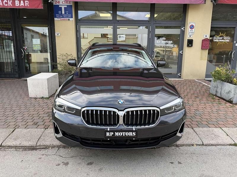 Usata BMW 520 Luxury Line 190 CV (139 kW) 2022 Sophistogray metallic Station wagon