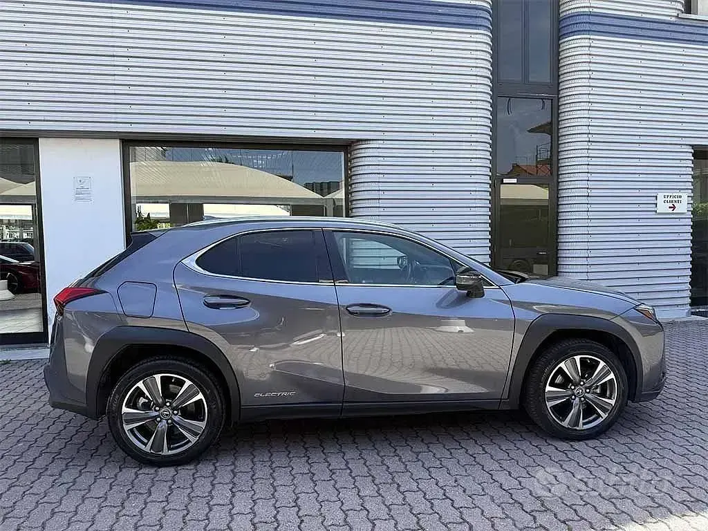 Usata Lexus UX 300e 56 kW (77 CV) 2022 Grigio / metallizzato SUV