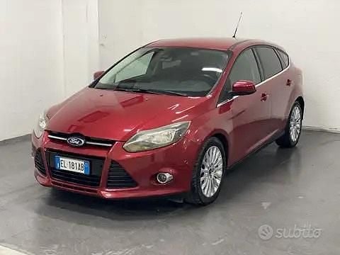 Begagnad Ford Focus Titanium 116 HK (85 kW) 2012 Röd Sedan