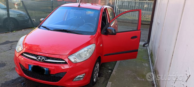 Rosso Usata 2011 Hyundai i10 Due volumi | 4500 € (Buon prezzo) - Immagine 1/4