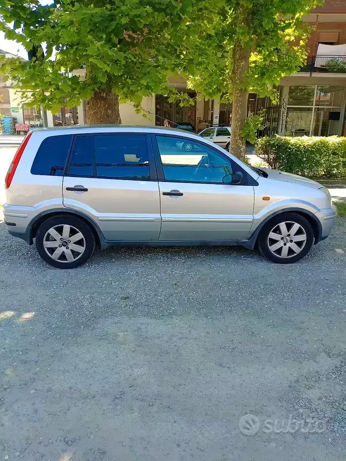 Usata Ford Fusion 68 CV (50 kW) 2005 Utilitaria