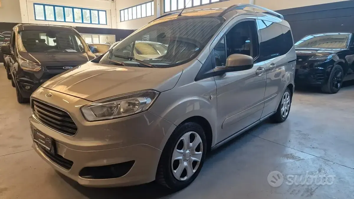 Usata Ford Tourneo Courier Titanium 100 CV (73 kW) 2015 Grigio Monovolume