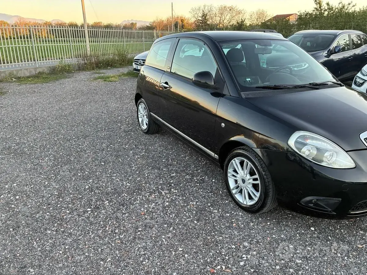 Usata Lancia Ypsilon 69 CV (50 kW) 2012 Nero Utilitaria