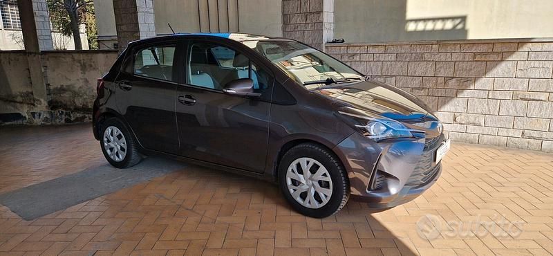 Usata Toyota Yaris 72 CV (52 kW) 2020 Grigio Berlina