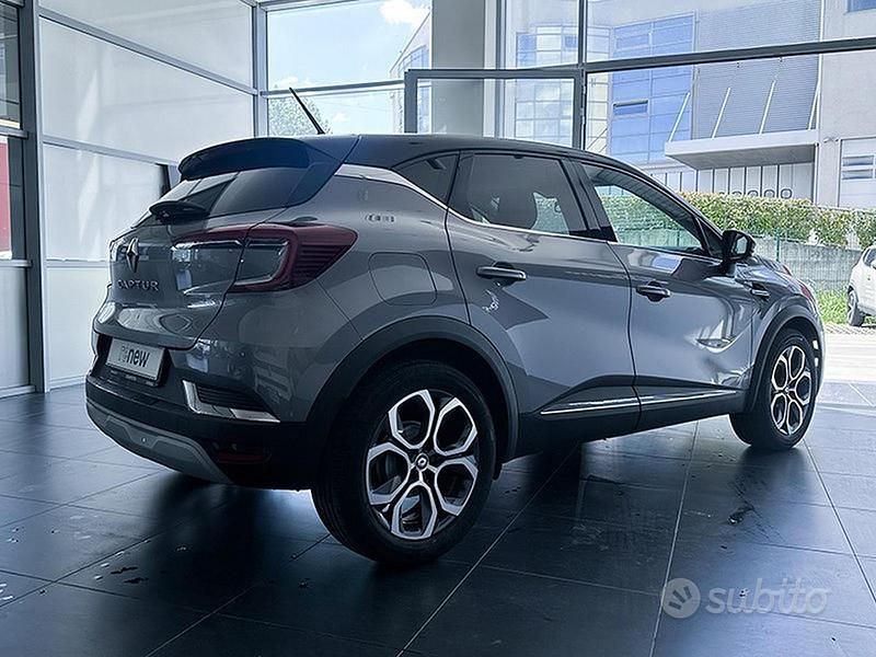 Usata Renault Captur Techno 145 CV (106 kW) 2022 Grigio cassiopea + tetto nero etoilé SUV