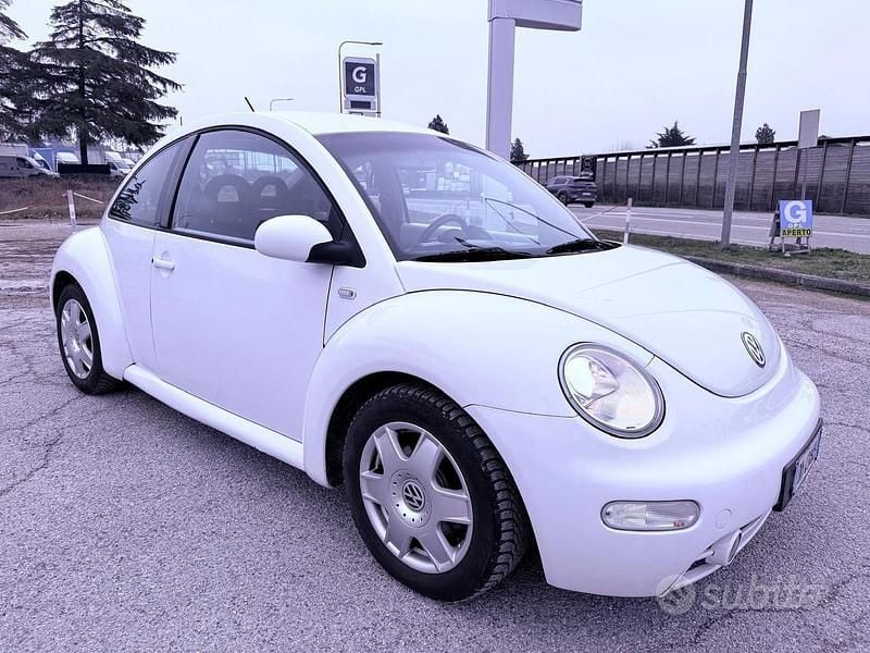 Usata VW New Beetle 89 CV (65 kW) 2001 Bianco Utilitaria