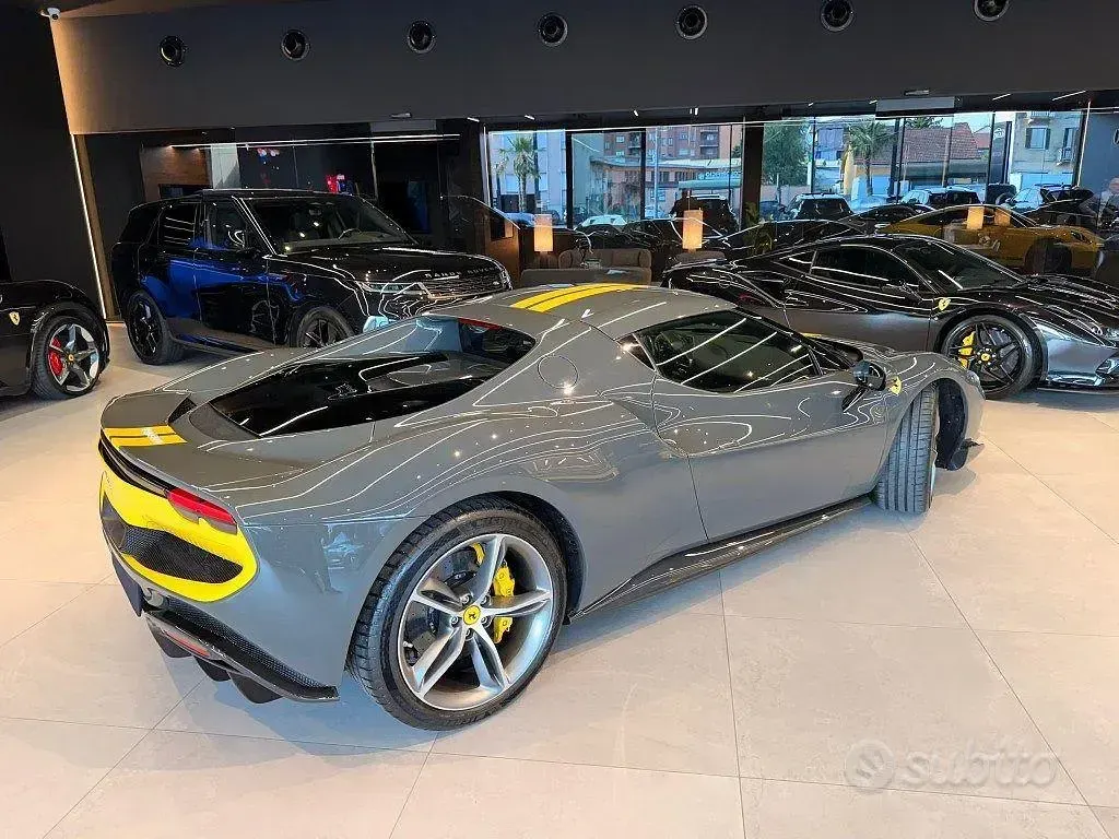 Usata Ferrari 296 662 CV (486 kW) 2022 Grigio scuro metallizzato Coupé
