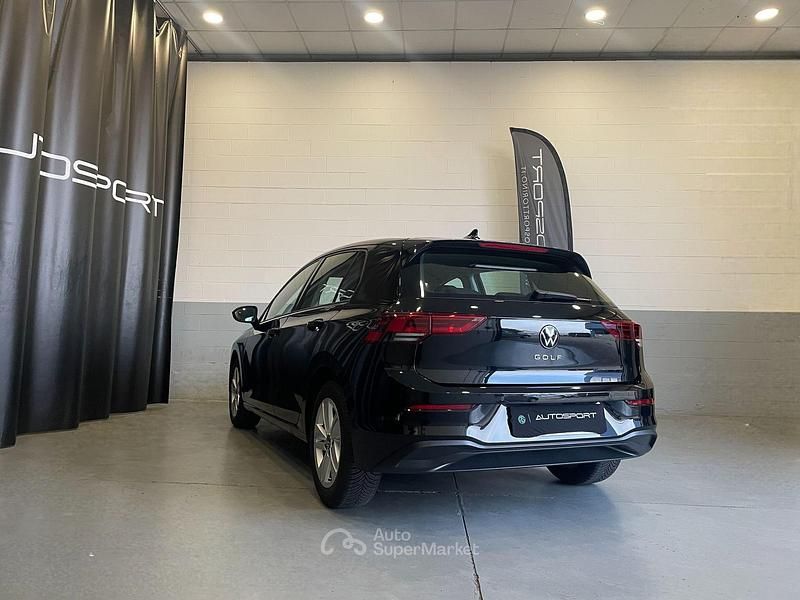 Usata VW Golf VIII Life 131 CV (96 kW) 2022 Nero Utilitaria