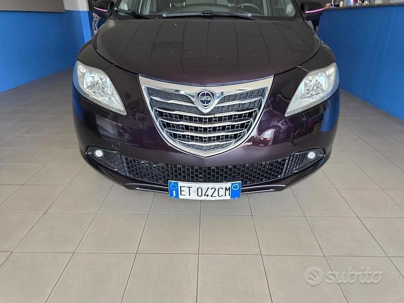 Usata Lancia Ypsilon Gold 85 CV (62 kW) 2013 Viola Utilitaria
