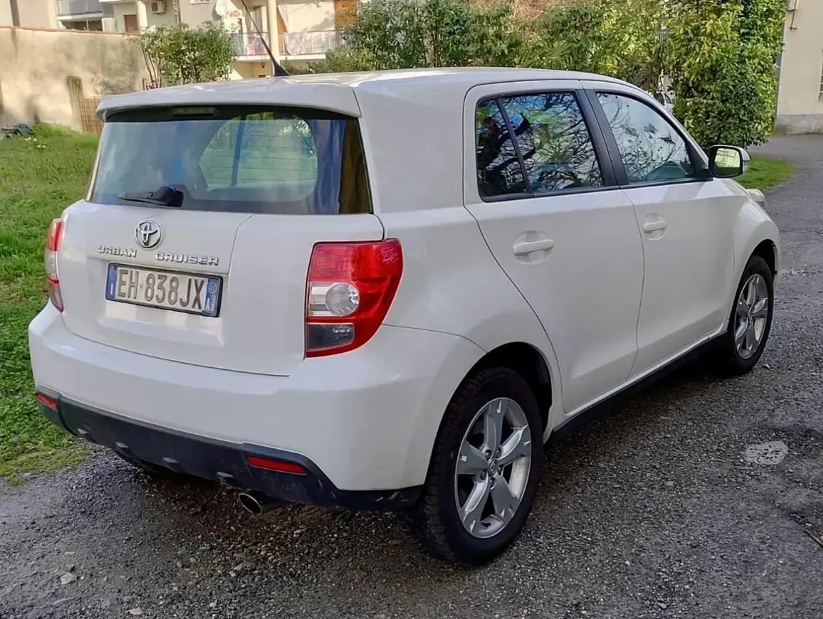 Usata Toyota Urban Cruiser Luxury 90 CV (66 kW) 2011 Bianco Utilitaria