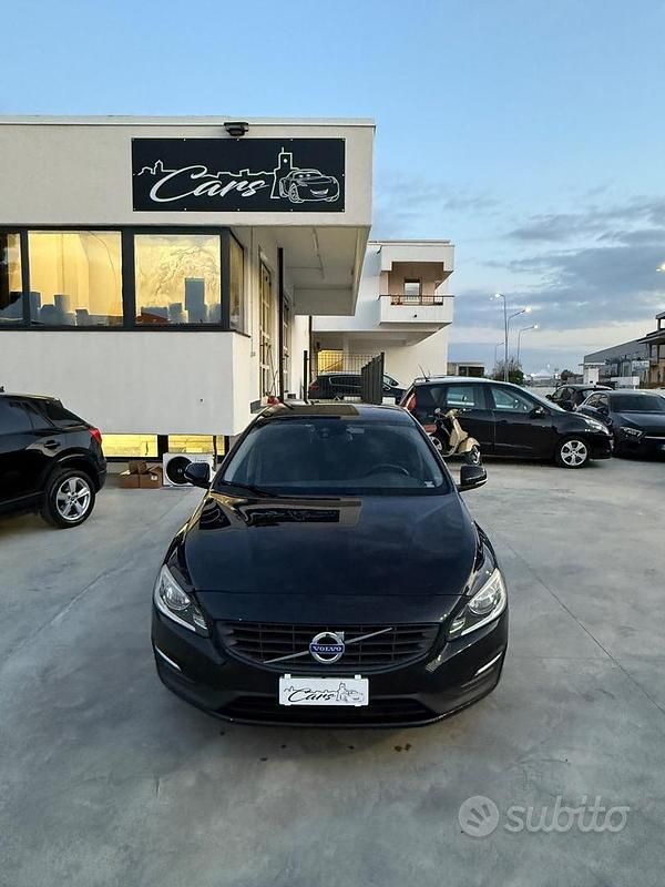 Usata Volvo V60 Momentum 120 CV (88 kW) 2017 Nero Station wagon