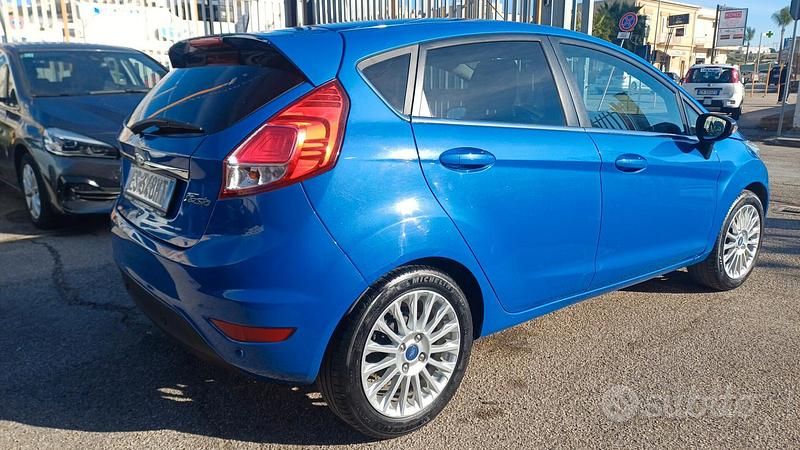Usata Ford Fiesta Titanium 75 CV (55 kW) 2013 Blu Berlina