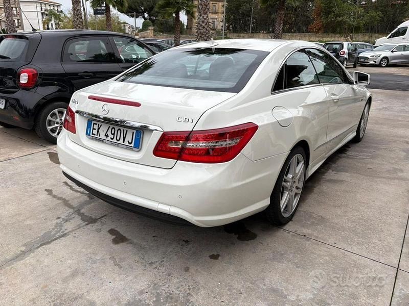 Usata Mercedes E220 170 CV (125 kW) 2012 Bianco Coupé
