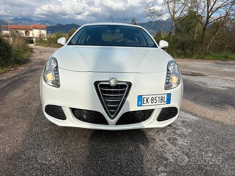Usata Alfa Romeo Giulietta Exclusive 105 CV (77 kW) 2011 Bianco Utilitaria