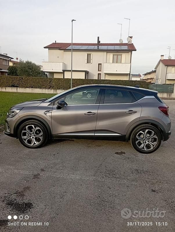 Usata Renault Captur 101 CV (74 kW) 2023 Grigio SUV