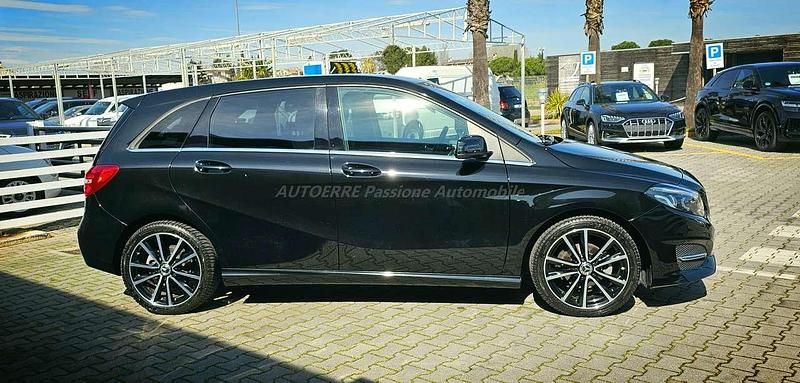Usata Mercedes B180 109 CV (80 kW) 2018 Nero Utilitaria
