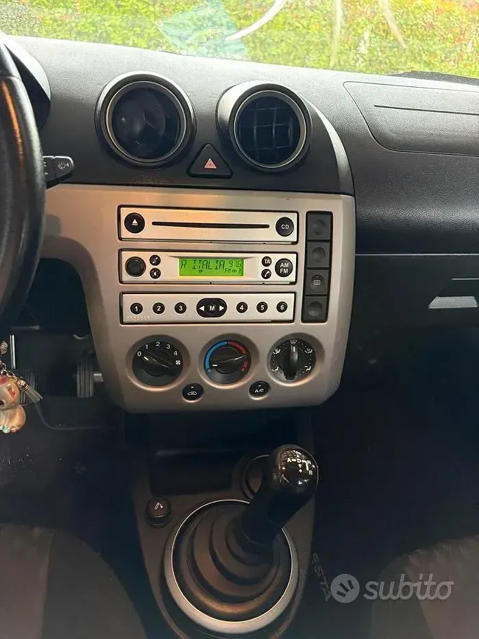 Usata Ford Fiesta 68 CV (50 kW) 2005 Grigio Utilitaria