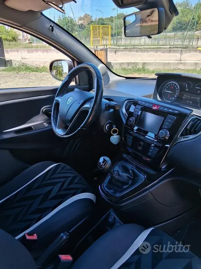 Usata Lancia Ypsilon Gold 95 CV (69 kW) 2018 Nero Utilitaria