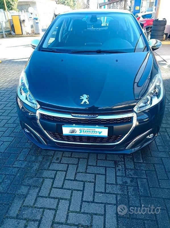 Grigio Usata 2018 Peugeot 208 GT-line Due volumi | 8999 € (Buon prezzo) - Immagine 1/4