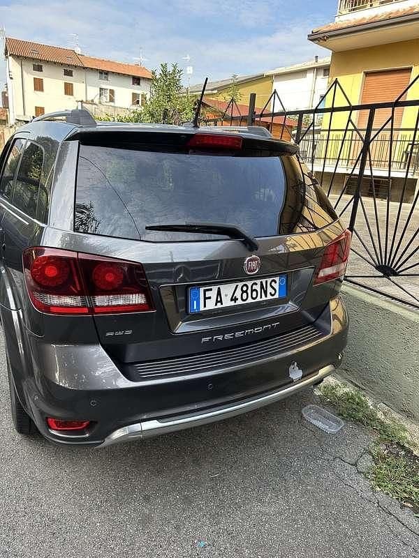 Usata Fiat Freemont Cross 170 CV (125 kW) 2015 Grigio SUV