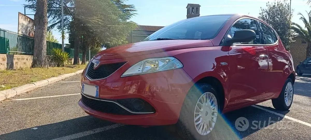 Usado Lancia Ypsilon Gold 69 HP (50 kW) 2018 Vermelho Citadino