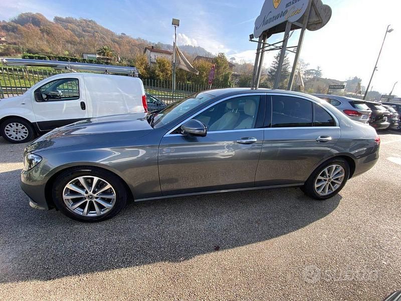 Usata Mercedes E220 Premium Plus 194 CV (142 kW) 2021 Grigio scuro metallizzato Berlina