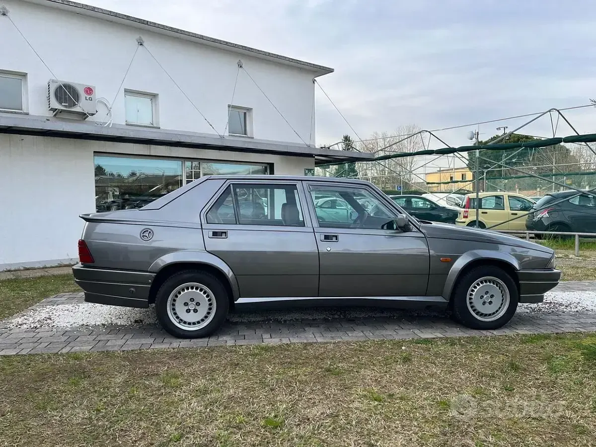 Usata Alfa Romeo 75 148 CV (108 kW) 1989 Grigio Berlina