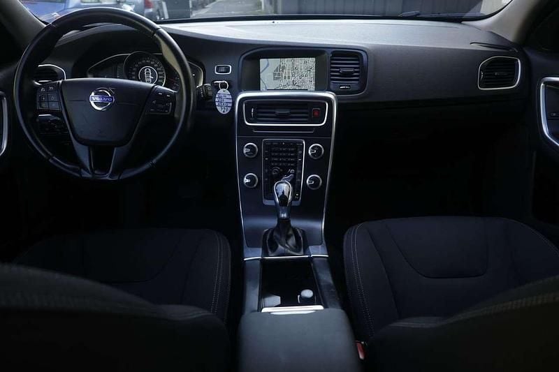 Usata Volvo V60 R-Design Momentum 114 CV (83 kW) 2016 Nero Station wagon