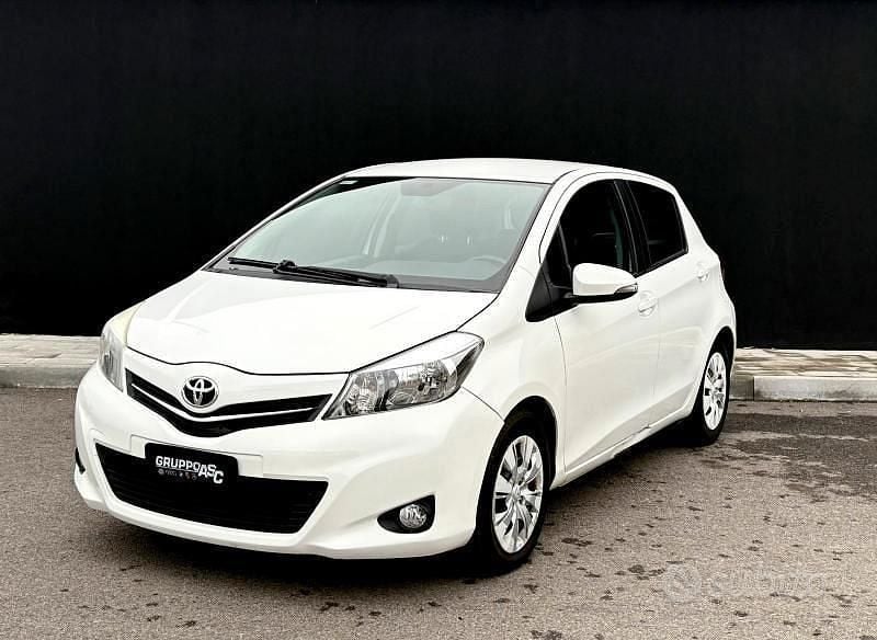 Usata Toyota Yaris 69 CV (50 kW) 2013 Bianco Utilitaria