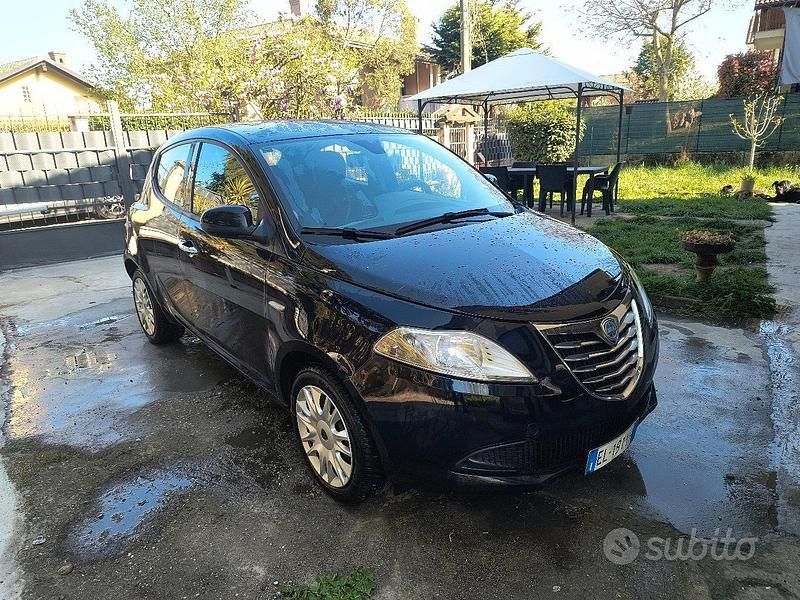 Usata Lancia Ypsilon 69 CV (50 kW) 2012 Blu Utilitaria