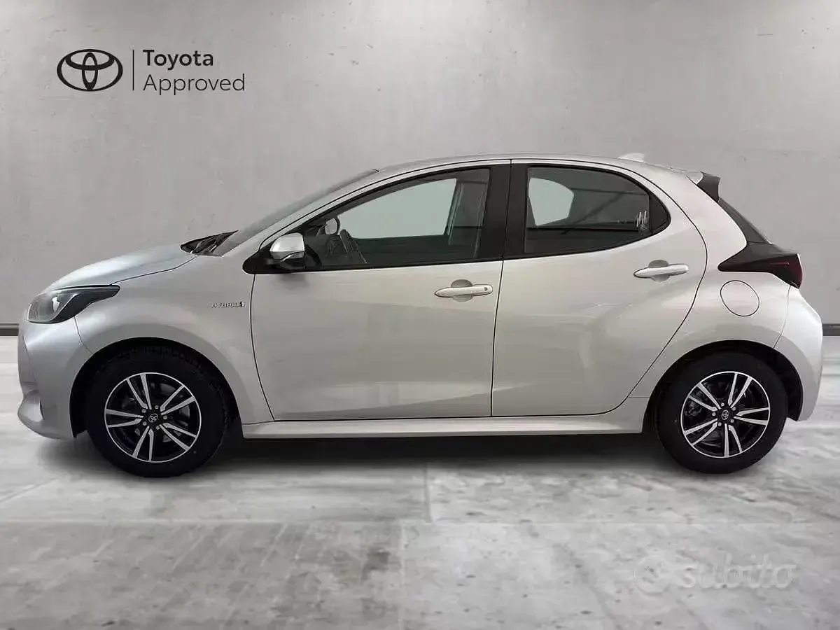 Usata Toyota Yaris Hybrid Active 92 CV (67 kW) 2021 Grigio Berlina