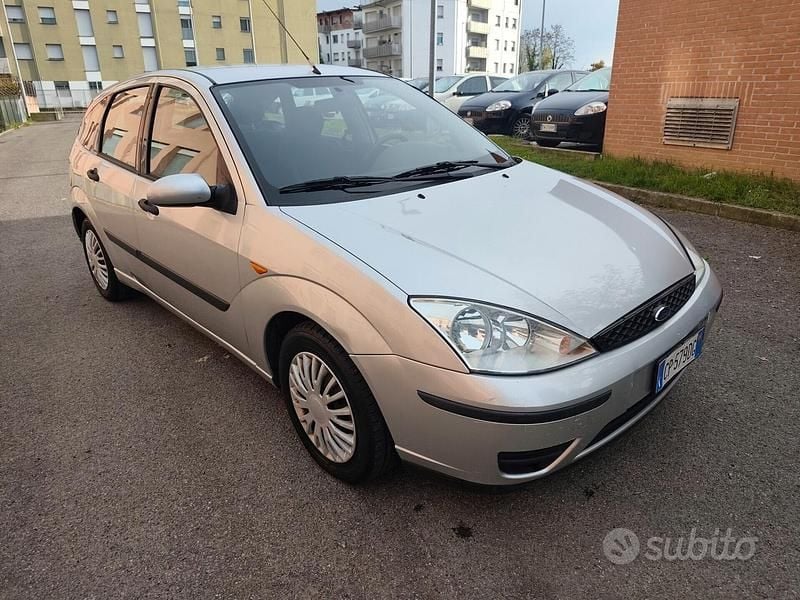 Usata Ford Focus Zetec 100 CV (73 kW) 2004 Grigio Berlina