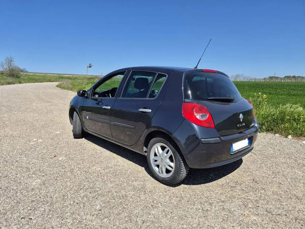 Usata Renault Clio II LE 86 CV (63 kW) 2007 Grigio Berlina