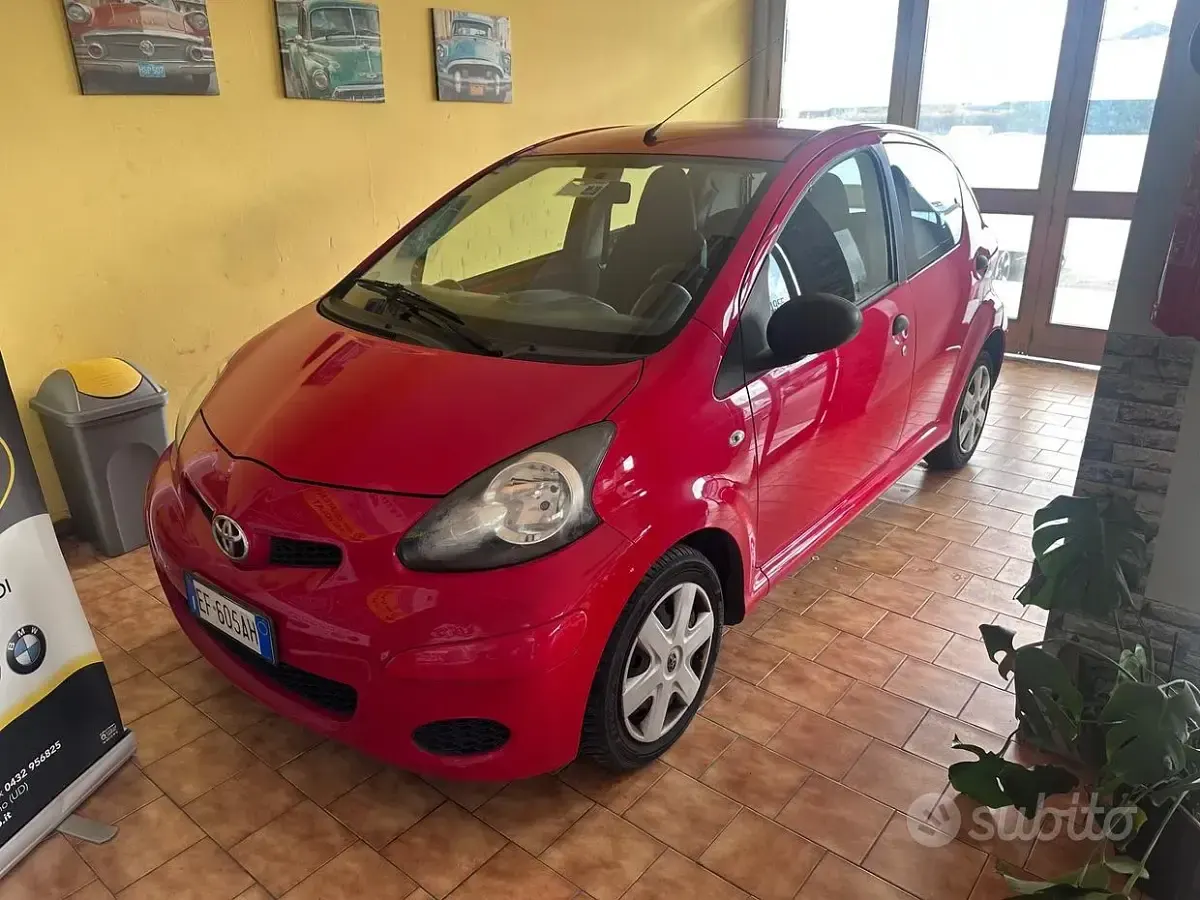 Usado Toyota Aygo 68 HP (50 kW) 2010 Vermelho Citadino