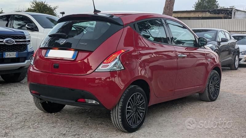 Usata Lancia Ypsilon Gold 70 CV (51 kW) 2022 Rosso Utilitaria