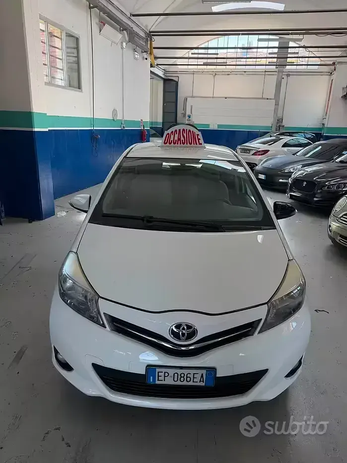Usata Toyota Yaris Active 69 CV (50 kW) 2013 Bianco Utilitaria
