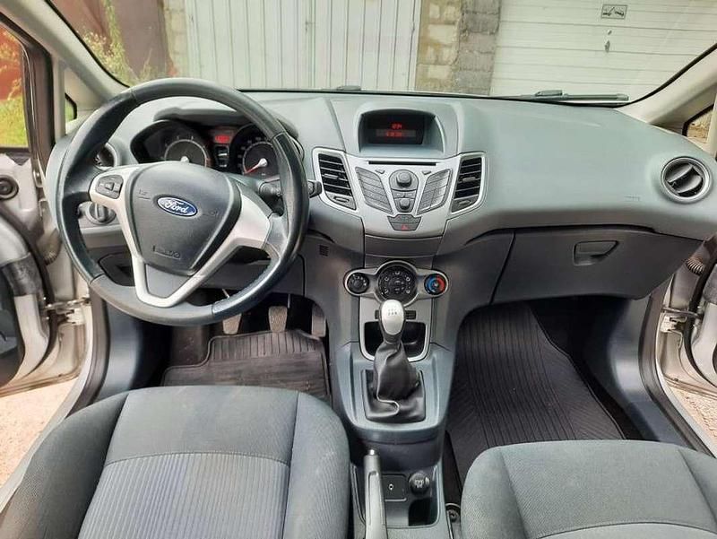 Usata Ford Fiesta 60 CV (44 kW) 2005 Argento Utilitaria