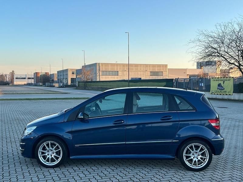 Usata Mercedes B180 Premium 110 CV (80 kW) 2012 Blu Utilitaria