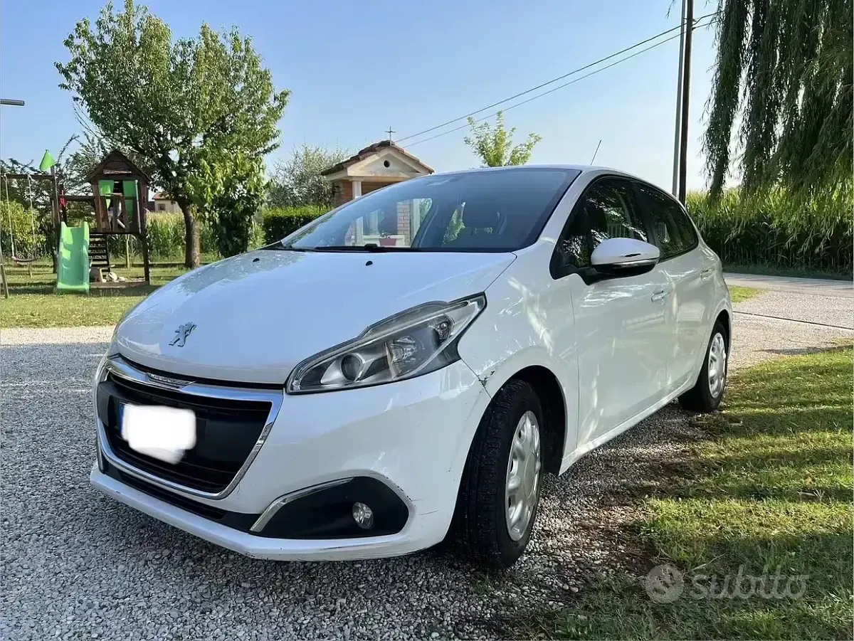 Usata Peugeot 208 Active 68 CV (50 kW) 2015 Bianco Utilitaria