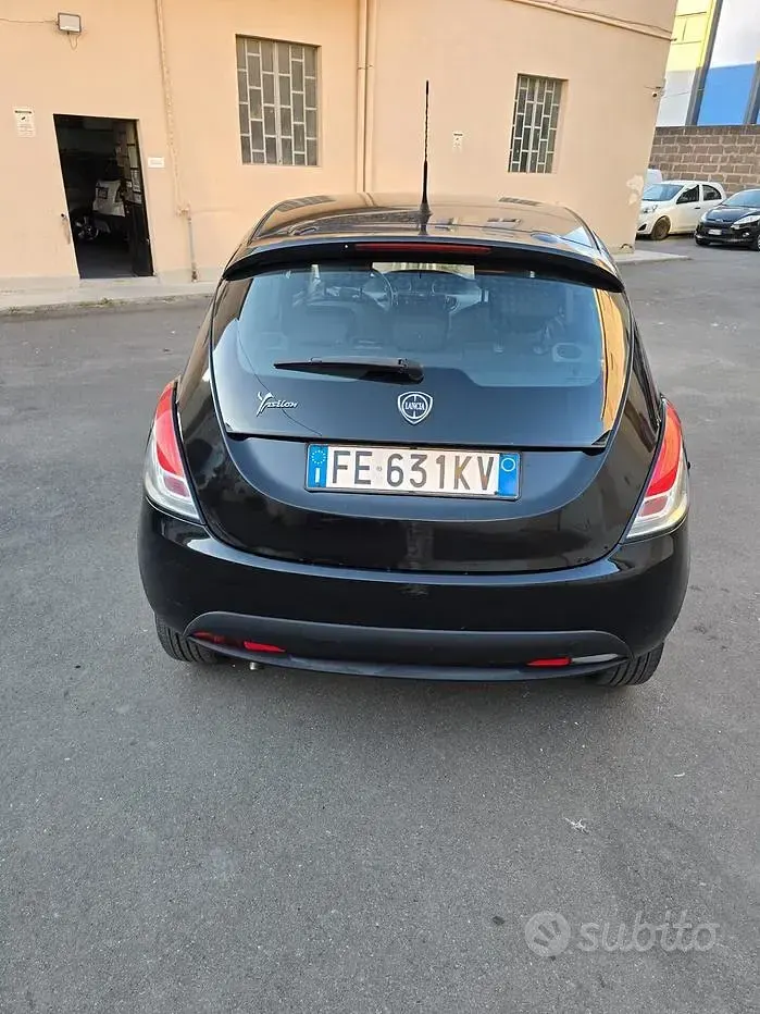 Usado Lancia Ypsilon Platinum 69 HP (50 kW) 2016 Preto Citadino