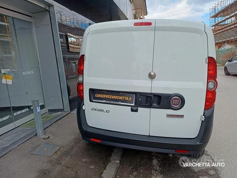 Usata Fiat Doblò 105 CV (77 kW) 2023 Bianco Monovolume