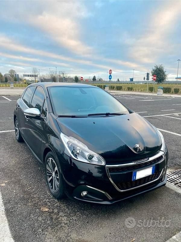 Usata Peugeot 208 100 CV (73 kW) 2018 Nero Utilitaria
