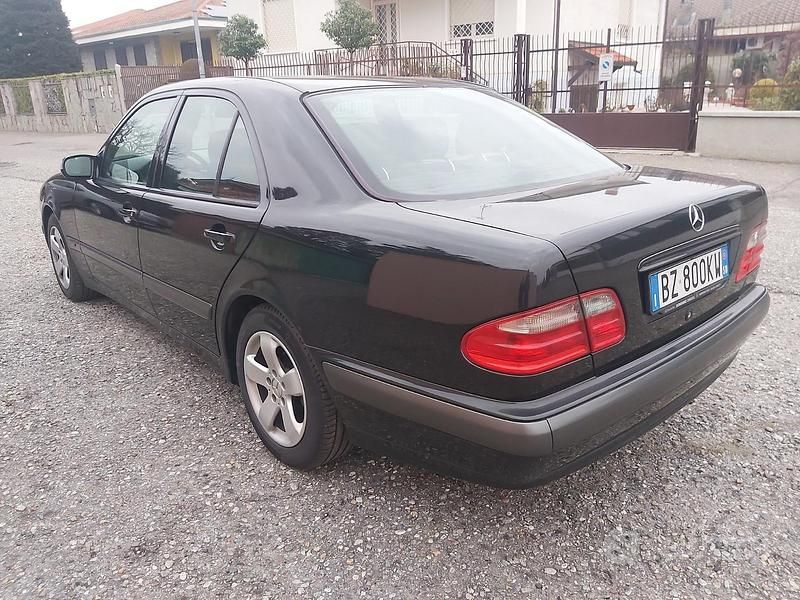 Usata Mercedes E240 136 CV (100 kW) 2002 Nero Berlina