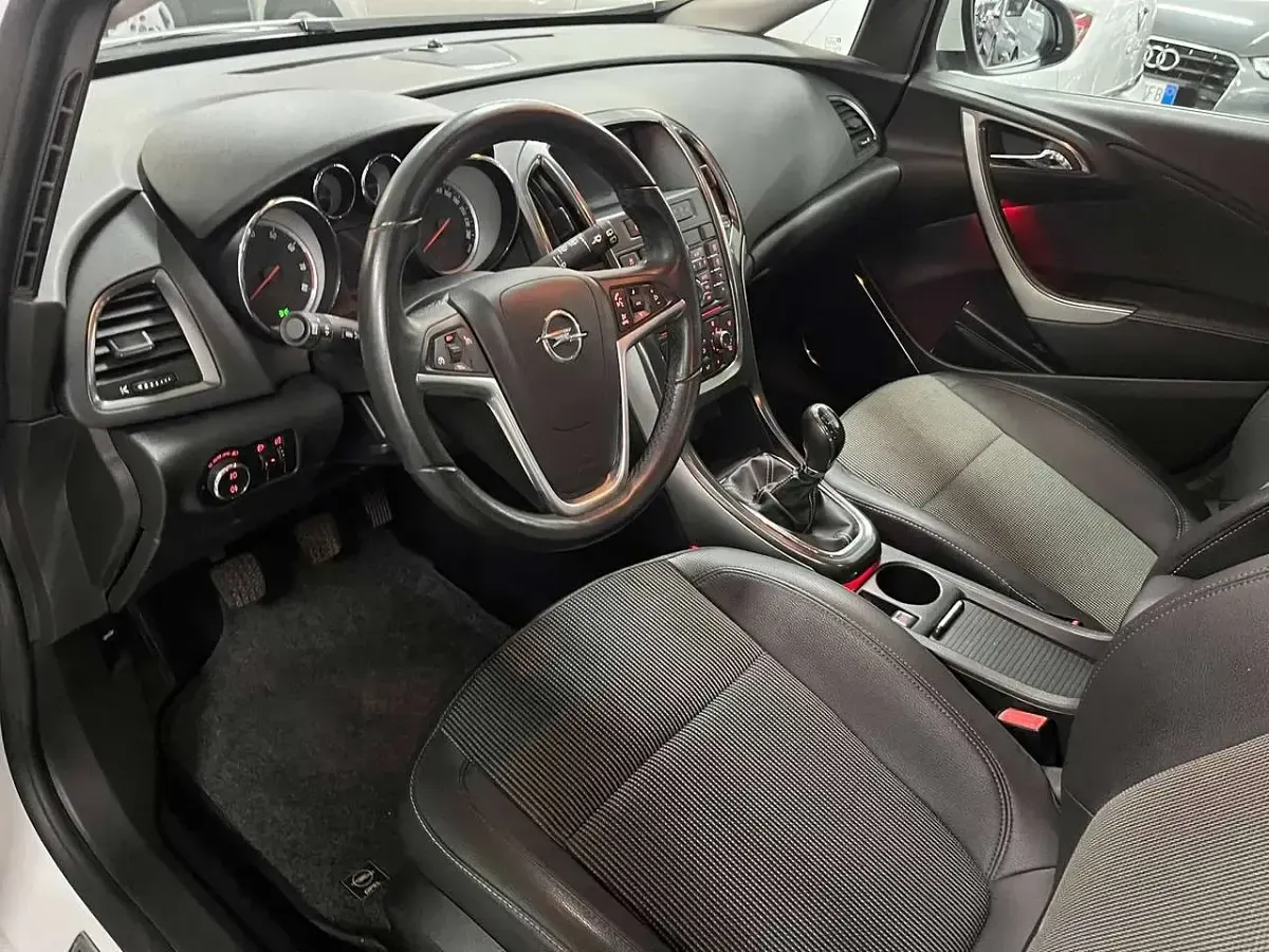 Usata Opel Astra Cosmo 140 CV (102 kW) 2010 Bianco Berlina