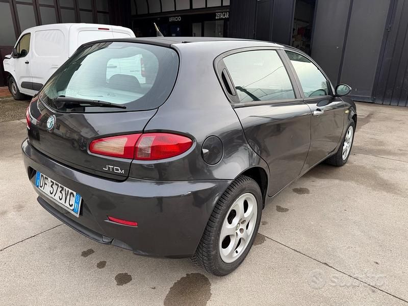 Usata Alfa Romeo 147 119 CV (87 kW) 2007 Grigio Utilitaria