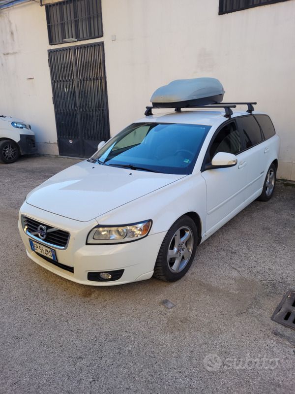 Bianco Usata 2009 Volvo V50 Station wagon | 2000 € (Buon prezzo) - Immagine 1/4