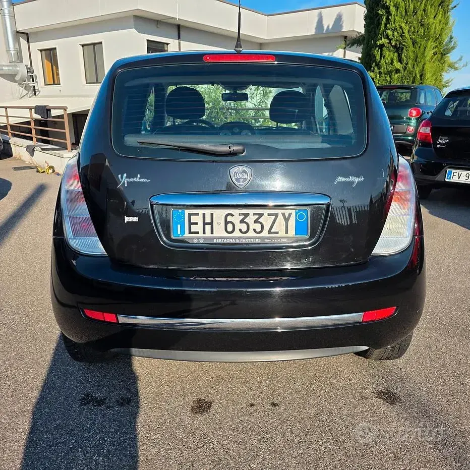 Usata Lancia Ypsilon 75 CV (55 kW) 2011 Nero Utilitaria
